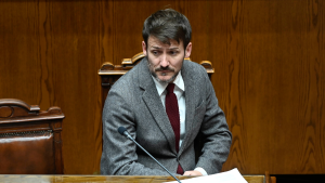 Pardow en la cuerda floja: oficialismo se abre a estudiar AC en su contra por error en cuentas de luz