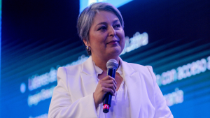 Lejos de los partidos y con enfoque en su historia personal: las definiciones de Jara para su franja presidencial