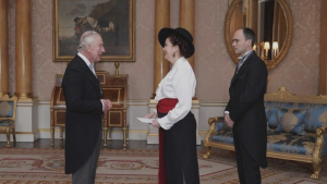 Ex embajadora en Reino Unido lleva a juicio a Cancillería: pide $190 millones y disculpas al rey Carlos III