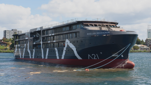 Valdivia celebra la botadura del primer crucero híbrido-eléctrico construido en Chile