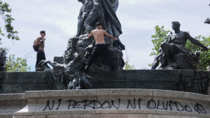 No duró ni 24 horas: vandalizan Fuente Alemana recién restaurada y Desbordes anuncia “reja patrimonial”