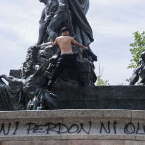 No duró ni 24 horas: vandalizan Fuente Alemana recién restaurada y Desbordes anuncia “reja patrimonial”