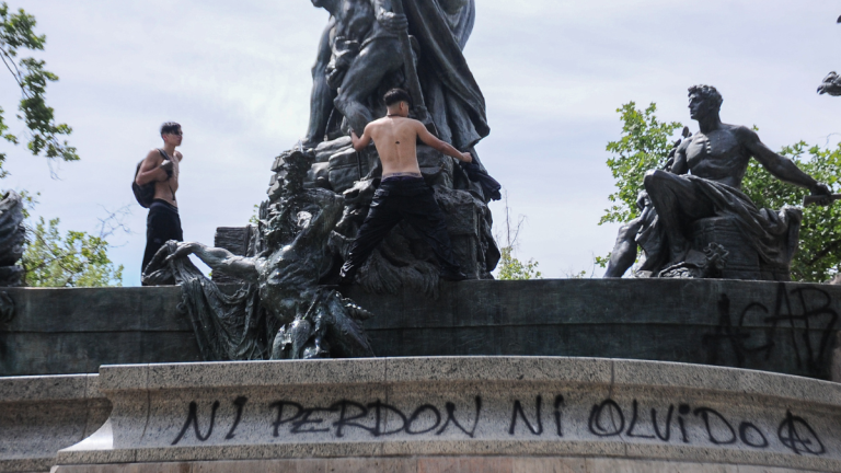 No duró ni 24 horas: vandalizan Fuente Alemana recién restaurada y Desbordes anuncia “reja patrimonial”