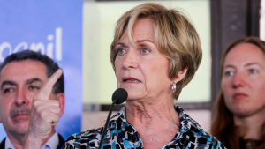 Matthei cuestiona a Kast por propuesta de expulsión de migrantes y la califica de 