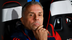 Ante eventual salida de Gustavo Álvarez: el entrenador que tomaría fuerza para asumir la banca de la U de Chile