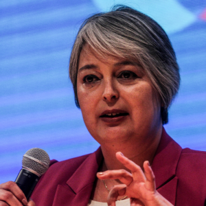 Jara niega que el Gobierno validara violencia en el estallido y oposición le recuerda uso de polera del “matapacos”