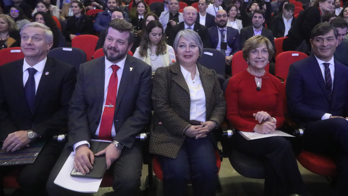 Encuesta Cadem: Jara sigue sin ser competitiva en segunda vuelta y Kaiser escala al tercer lugar