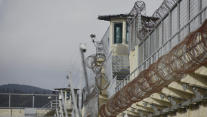 La medida que se tomó contra la psicóloga que besó a un reo en cárcel de la Región del Biobío