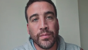 Quién es el periodista chileno-español deportado de Ecuador por cubrir las protestas en el país