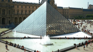 VIDEO - Robo de joyas en el Louvre: captan momento exacto en que uno de los ladrones habría forzado vitrina