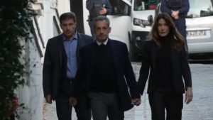 VIDEO - La última imagen de Nicolas Sarkozy antes de entrar a prisión para cumplir condena de cinco años