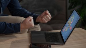 En medio del debate por la ley de apuestas online, lanzan guía que promueve el juego responsable