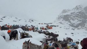 VIDEOS - Los registros de la tormenta en el Everest: al menos 350 personas evacuadas y más de 200 permanecen atrapadas