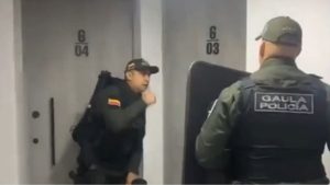 VIDEO - El momento en que líder del Tren de Aragua que escapó de Chile se lanzó de un sexto piso en Colombia en medio de un operativo