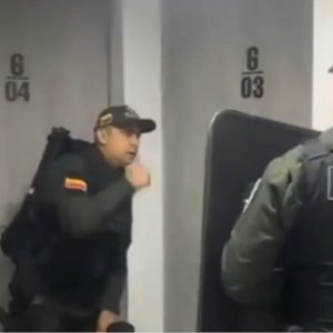 VIDEO - El momento en que líder del Tren de Aragua que escapó de Chile se lanzó de un sexto piso en Colombia en medio de un operativo