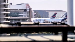 VIDEOS - Influencers retrataron cómo vivieron falso aviso de bomba en el Aeropuerto de Santiago
