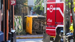 VIDEO - El momento exacto del fatal choque entre delincuentes y un furgón escolar en Recoleta