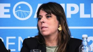 Constanza Martínez responde a críticas contra el Frente Amplio tras salida de Pardow: 