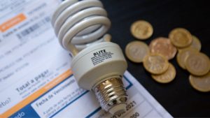 Serían US$110 millones en las cuentas: ¿Cuánto y cómo se devolvería el sobre precio de la luz?