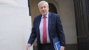 Van Klaveren confirma eliminación de beneficio escolar para hijos de diplomáticos: gremio insta a 