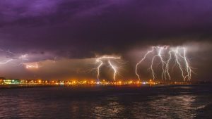 Revisa las cinco regiones con riesgo de tormentas eléctricas este lunes