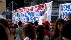 Grecia aprobó polémica reforma que permite ampliar la jornada laboral hasta 13 horas diarias