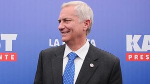Encuesta Black & White: 64% cree que Kast salió favorecido en polémica con Boric por recorte fiscal