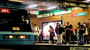 Línea 5 del Metro de Santiago vivió su peor jornada: retraso en la frecuencia y falla en neumático de un tren