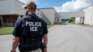 Las insólitas estrategias de migrantes para evitar detenciones del ICE y parecer 