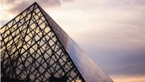 Detienen a dos sospechosos por el robo de joyas en el Museo del Louvre