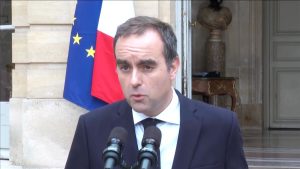 Crisis política de Francia se aguda: Macron pierde a su tercer primer ministro en solo un año