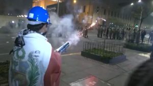 Un muerto y 100 heridos: los motivos detrás de las masivas movilizaciones en Perú