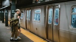 Subway surfing: el reto viral de TikTok que cobró la vida de dos niñas en el metro de Nueva York