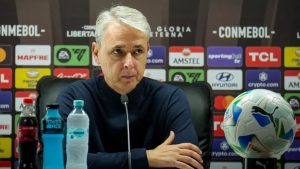 Algunos exitosos y otros desechados: los ex entrenadores del fútbol chileno que brillan en Copa Libertadores y Sudamericana