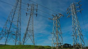 Sobreprecio en la luz: su efecto en las cuentas y otros US$100 millones cobrados en exceso