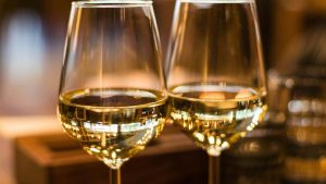 Los motivos por los que el vino blanco te dejará 