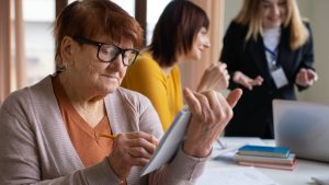 Feria laboral para adultos mayores: dónde postular a vacantes inclusivas para la tercera edad