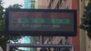 Las cuatro estaciones que están cerradas en Metro de Santiago  por persona en la vía