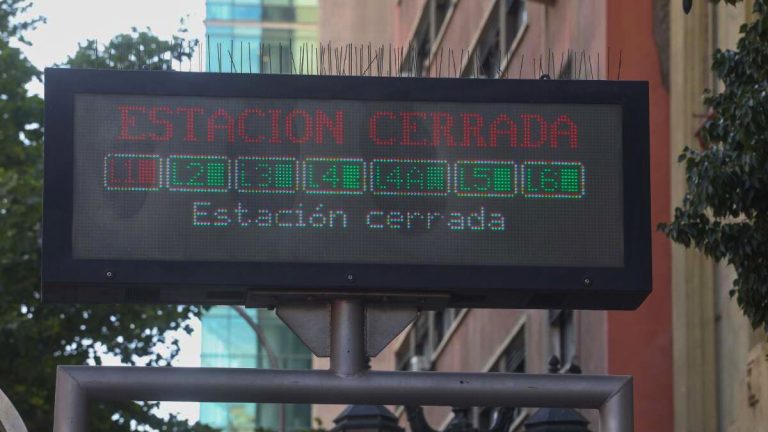 Las cuatro estaciones que están cerradas en Metro de Santiago  por persona en la vía