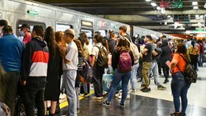 VIDEO - ¿Se puede usar coche doble en hora punta? el debate por el registro de una madre en Metro de Santiago
