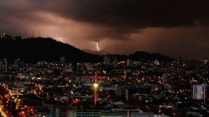 Vuelve la lluvia a Santiago: revisa cuándo podrían producirse granizos y tormentas eléctricas