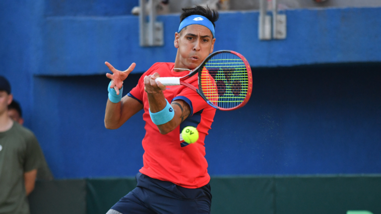 Sería su tercera ausencia consecutiva: Alejandro Tabilo deja en suspenso su presencia en Copa Davis por un torneo de exhibición