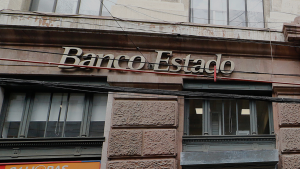 Las razones de la millonaria demanda que presentó BancoEstado contra Banco Santander
