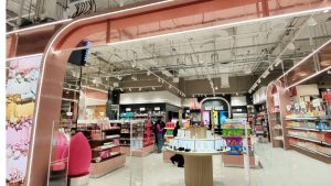 Falabella se adelanta a Sephora: abre exclusiva tienda con las marcas más virales de maquillaje en malls