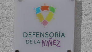Defensoría de la Niñez y alcalde Desbordes se enfrentan por violencia en liceos emblemáticos