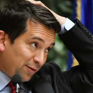 Diputado Cristián Araya deja la bancada y congela militancia del Partido Republicano tras ser vinculado con trama bielorrusa