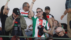 Previo a su show en Fauna Primavera: Massive Attack disfruta de partido de Palestino en La Cisterna