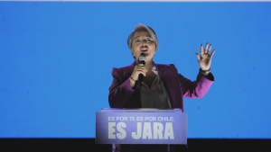 Supuestos cánticos contra Carabineros en acto de Jara desatan nueva polémica entre candidatos