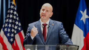 Embajador de EEUU aborda críticas de presidente Boric a Trump: 