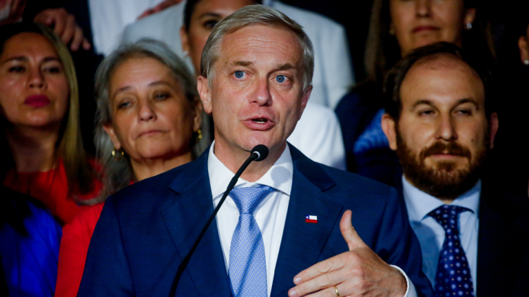 Encuesta Black & White: la ventaja que José Antonio Kast le sacaría a Jeannette Jara en segunda vuelta